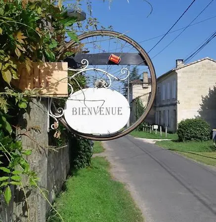 Au Velo Dans L'arbre Panzió