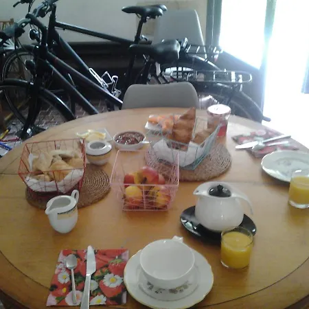 Au Velo Dans L'arbre Panzió
