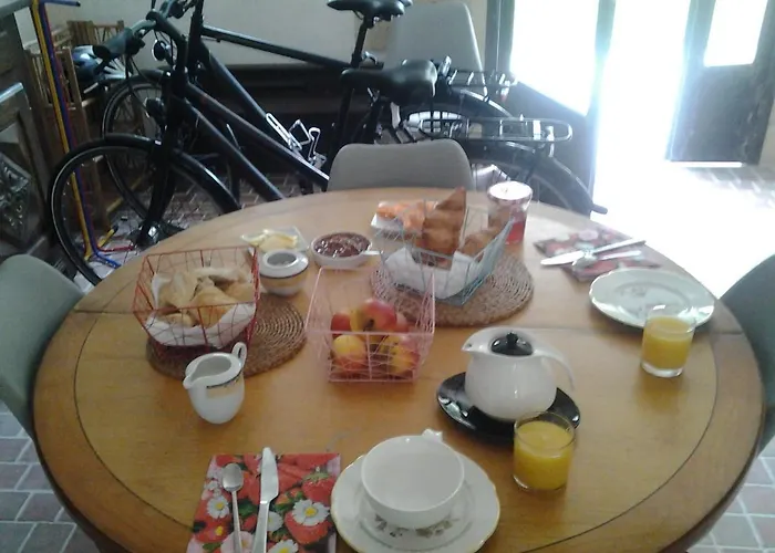 Au Velo Dans L'arbre Bed and Breakfast